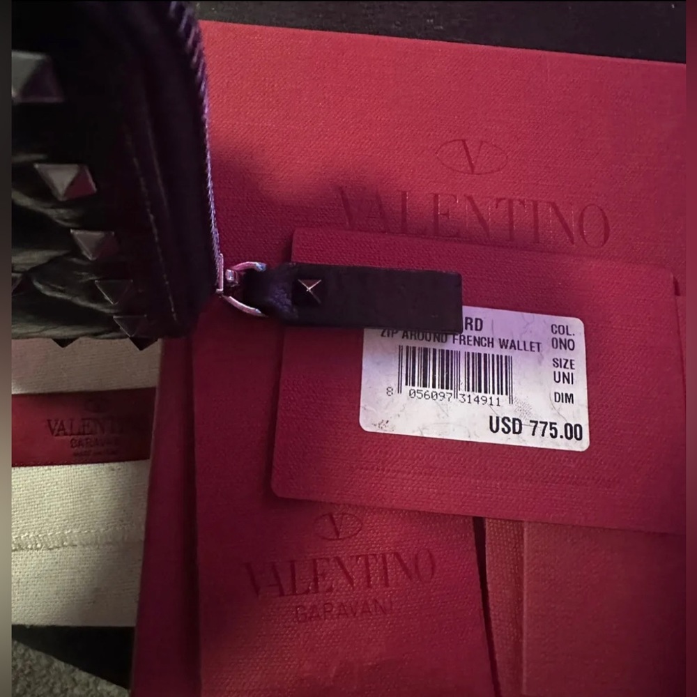 Valentino Garavani Rockstud Bifold Zip-Up Wallet Card Holder - Picture 16 of 16